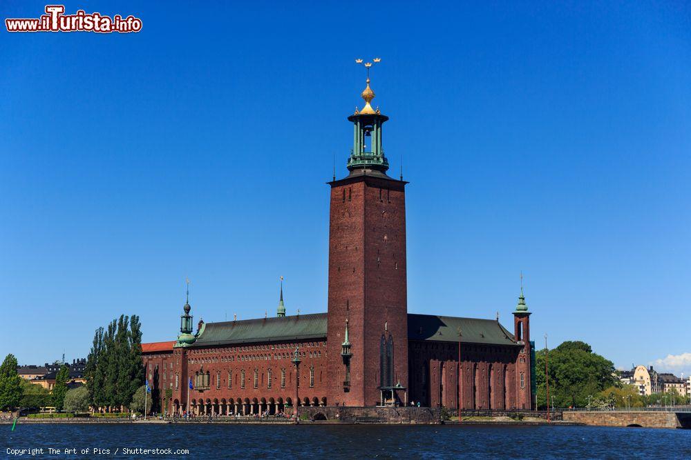 Immagine Veduta del Municipio di Stoccolma, Svezia, in una giornata d'estate. Lo Stockholms stadshus visto dall'isola di Riddarholmen - © The Art of Pics / Shutterstock.com