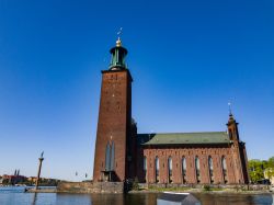 Il Palazzo Municipale di Stoccolma (Svezia) affacciato sulle acque del lago Malaren, il terzo bacino più grande del paese - © Robert Nyholm / Shutterstock.com