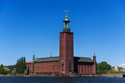 Veduta del Municipio di Stoccolma, Svezia, in una giornata d'estate. Lo Stockholms stadshus visto dall'isola di Riddarholmen - © The Art of Pics / Shutterstock.com