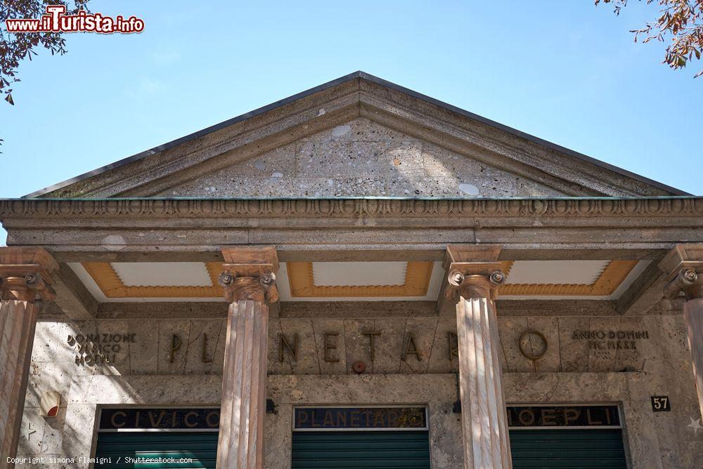 Immagine Architettura neoclassica del planetario Ulrico Hoepli di Milano, Lombardia:  l'edificio, disegnato in forme classicheggianti, si presenta in forma ottagonale in muratura. E' preceduto da un pronao ionico tetrastilo a colonne scanalate - © simona flamigni / Shutterstock.com