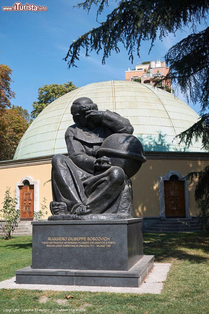 Immagine Il monumento a Ruggiero Giuseppe Boscovich di fronte al planetario di Milano, Lombardia. Questo gesuita, astronomo e filosofo croato, è rappresentato seduto con in braccio un globo su cui appoggia il braccio sinistro. L'opera, inaugurata nel 2017, è dello scultore Ivan Mestrovic - © simona flamigni / Shutterstock.com