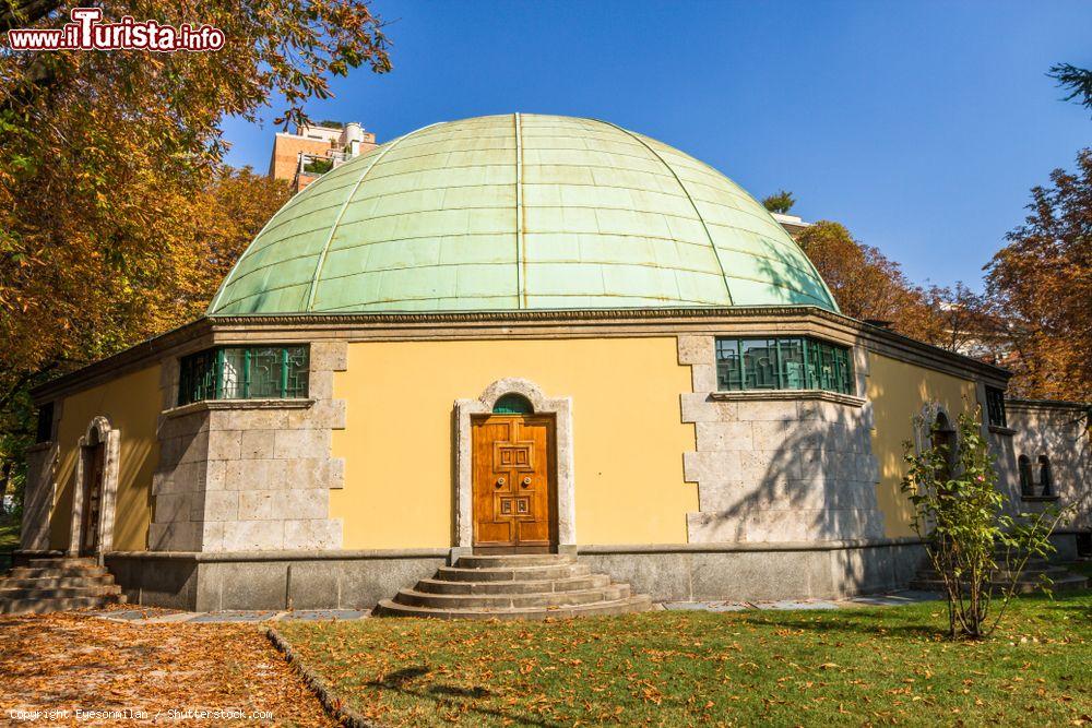 Immagine Il planetario di Milano, Lombardia. Si trova nei Giardini Indro Montanelli nei pressi di Porta Venezia - © Eyesonmilan / Shutterstock.com