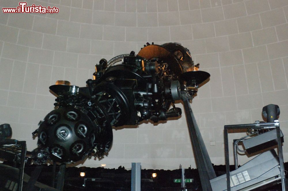 Immagine Il proiettore Zeiss installato nella cupola del Planetario di Milano  - © Bovero gerino, Pubblico dominio, Wikipedia