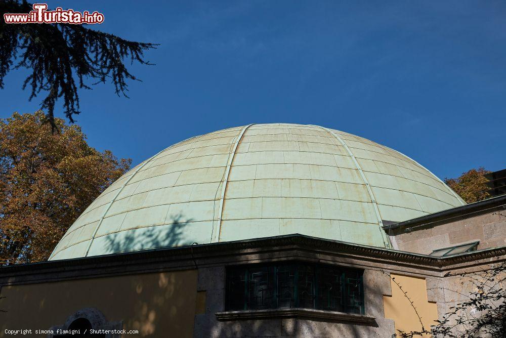 Immagine La cupola del planetario Ulrico Hoepli di Milano, Lombardia. E' stato inaugurato nel maggio 1930 su progetto dell'architetto Piero Portaluppi - © simona flamigni / Shutterstock.com