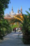 Gente passeggia nei viali dell'Orto Botanico di Padova, Veneto. E' una tappa obbligatoria per gli appassionati di botanica  - © EQRoy / Shutterstock.com