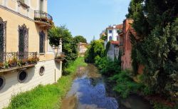 Un pittoresco scorcio della struttura che ospita l'Orto Botanico di Padova, Veneto.

