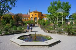 Veneto, veduta dell'Orto Botanico di Padova, patrimonio dell'umanità dell'Unesco. Occupa un'area di circa 2,2 ettari e ospita una vasta collezione di piante e fiori - EQRoy ...