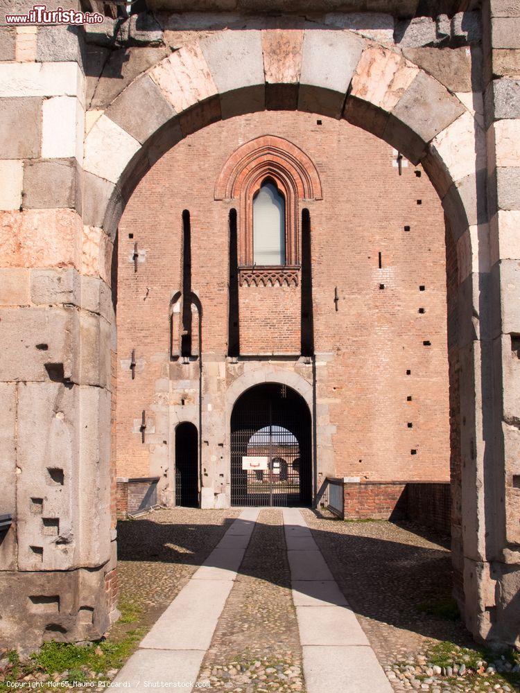 Immagine Arco di passaggio al castello Visconteo di Pavia, Lombardia - © Mor65_Mauro Piccardi / Shutterstock.com