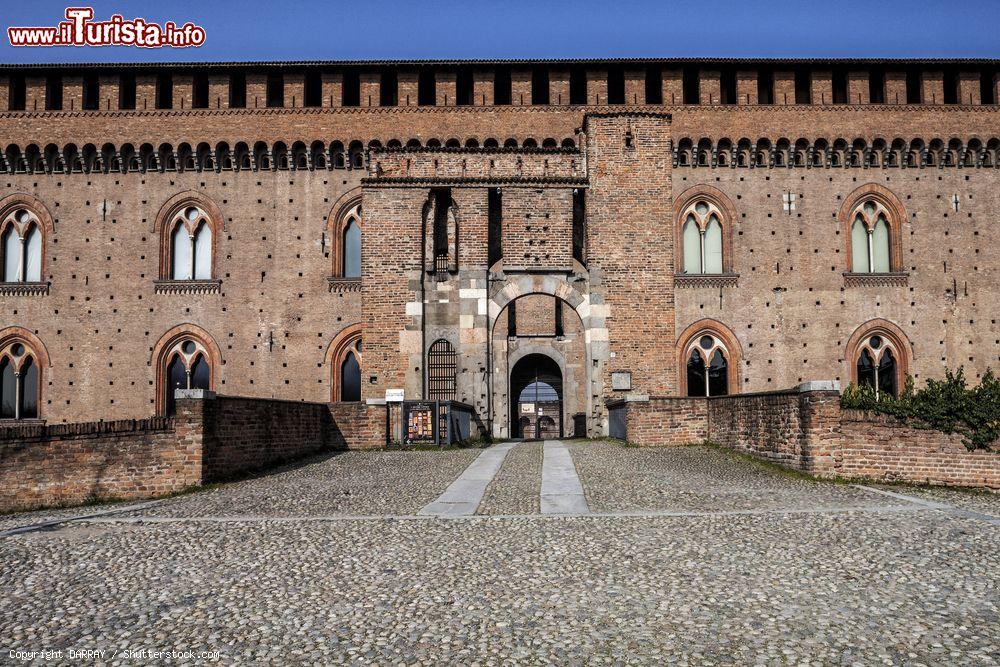 Immagine Ingresso al castello medievale di Pavia, Lombardia, realizzato con mattoni in stile gotico - © DARRAY / Shutterstock.com