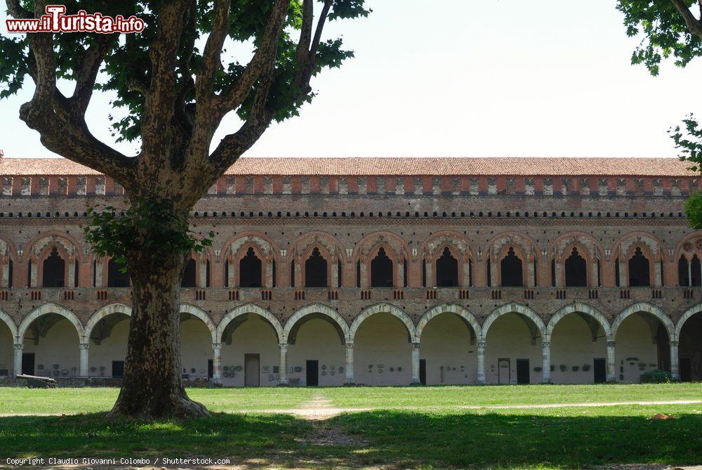 Immagine Pavia (Lombardia): il cortile interno del castello Visconteo. L'edificio fortificato, con elementi gotici, è costruito con mattoni a vista - © Claudio Giovanni Colombo / Shutterstock.com