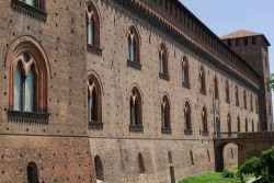 La facciata del castello Visconteo di Pavia, Lombardia. Dal secondo dopoguerra ospita i musei civici cittadini fra cui spicca quello sul Risorgimento - © Claudio Giovanni Colombo / Shutterstock.com ...