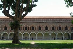 Pavia (Lombardia): il cortile interno del castello Visconteo. L'edificio fortificato, con elementi gotici, è costruito con mattoni a vista - © Claudio Giovanni Colombo / Shutterstock.com ...