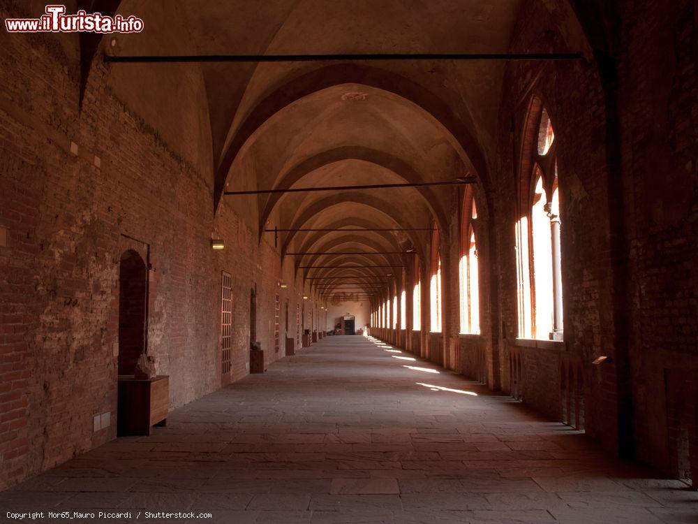 Immagine Il porticato del castello di Pavia, Lombardia. L'ingresso a porticato, loggiato e cortile è gratuito - © Mor65_Mauro Piccardi / Shutterstock.com