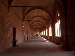 Il porticato del castello di Pavia, Lombardia. L'ingresso a porticato, loggiato e cortile è gratuito - © Mor65_Mauro Piccardi / Shutterstock.com