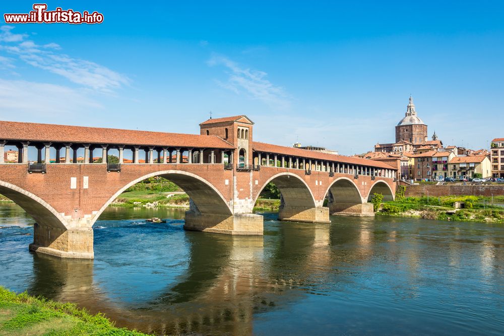 Immagine Il ponte sul fiume Ticino a Pavia, Lombardia. Collega il centro storico e il resto della città con il quartiere di Borgo Ticino.