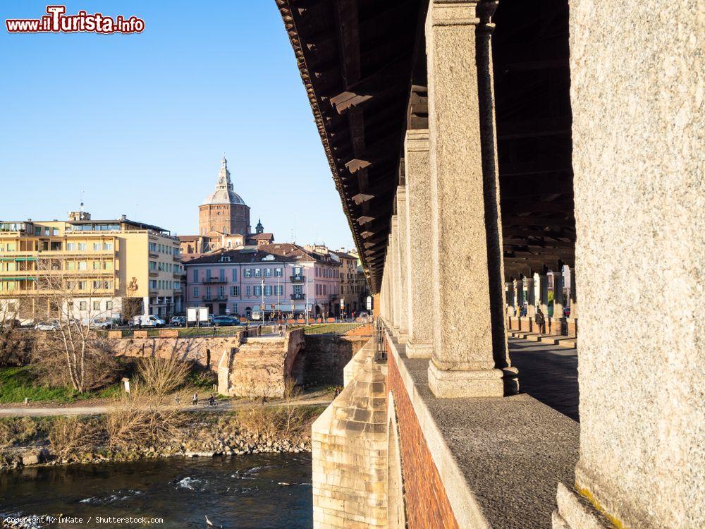 Immagine Le colonne del Ponte Coperto sul Ticino a Pavia, Lombardia. Sullo sfondo, veduta della città e del duomo al tramonto - © KrimKate / Shutterstock.com