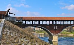 Architettura del Ponte Coperto di Pavia, Lombardia. Il ponte attuale è stato costruito circa 30 metri a valle di quello precedente ed è anche più largo e alto rispetto all'altro ...