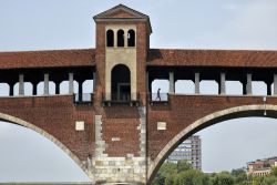 Il Ponte Coperto di Pavia visto da una barca, Lombardia. Caratterizzato da 5 arcate, questo ponte è completamente coperto con 2 portali alle estremità e presenta una piccola cappella ...