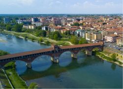 Panorama aereo del Ponte Coperto di Pavia sul fiume Ticino, Lombardia. In epoca romana, nell'antica città di Ticinum, era già presente un ponte che collegava le due sponde ...
