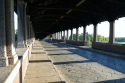 Passaggio coperto del ponte di Pavia, Lombardia, costruito con mattoni e pietra sul Ticino.
