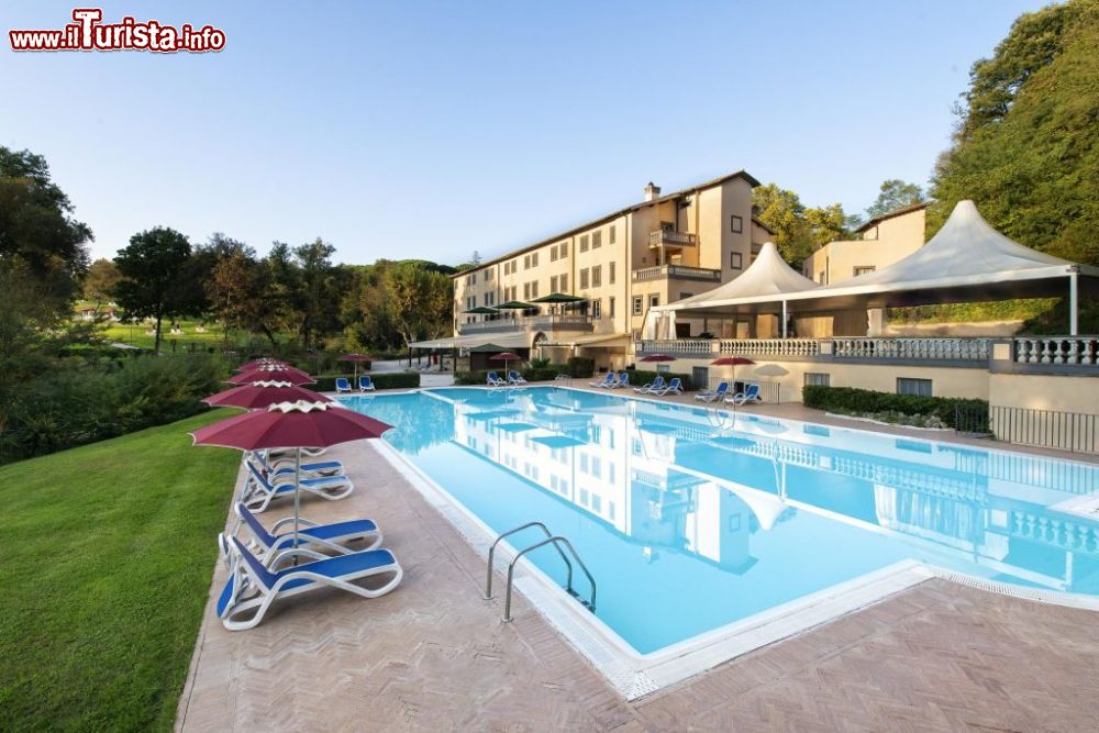 Immagine La piscina esterna delle Terme di Stigliano a Canale Monterano nel Lazio - © Giulio Riotta / www.termedistigliano.it