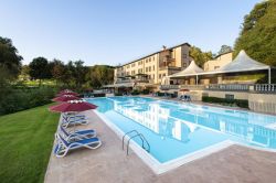 La piscina esterna delle Terme di Stigliano a Canale Monterano nel Lazio - © Giulio Riotta / www.termedistigliano.it