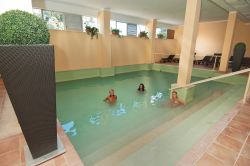 Una piscina interna delle Terme di Suio a Castelforte in provincia di Latina, nel Lazio - ©www.termevescine.com