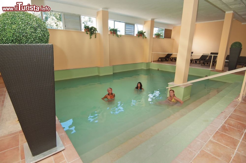 Immagine Una piscina interna delle Terme di Suio a Castelforte in provincia di Latina, nel Lazio - ©www.termevescine.com