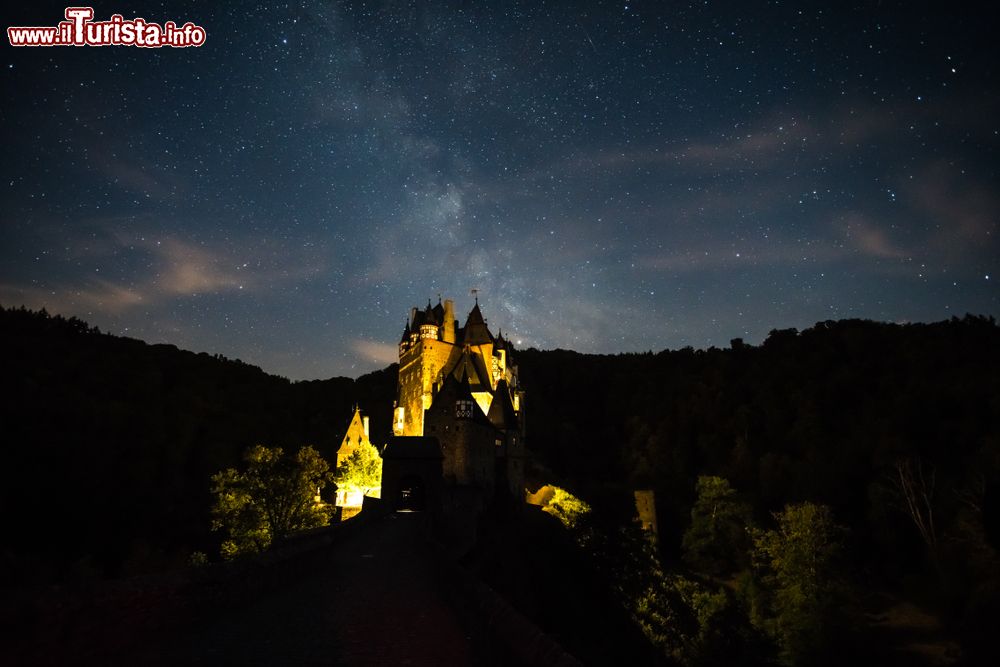Immagine Il magico cielo notturno del Castello di Eltz in Germania