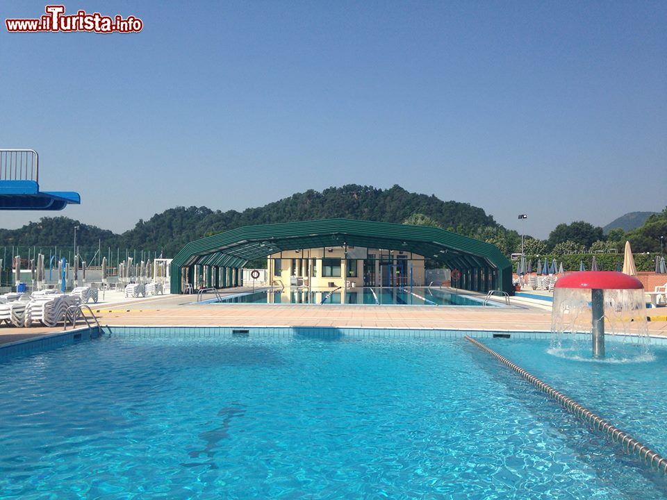 Immagine La piscina esterna del complesso termale la Contea a Battaglia Terme nel Veneto  - © sito ufficiale