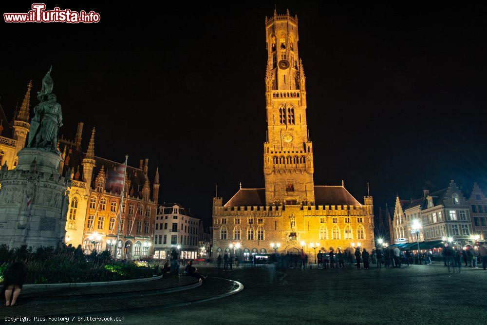 Immagine Centro storico di Bruges, Fiandre (Belgio), by night. La torre medievale illuminata di notte è uno dei luoghi più fotografati e visitati della città - © Pics Factory / Shutterstock.com