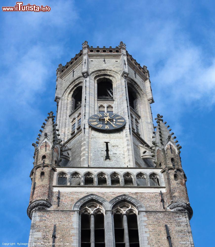Immagine Dettaglio architettonico della torre civica di Bruges, Belgio. S'innalza per 83 metri e da circa quattro secoli pende di un metro (per esattezza 1,19 metri) verso est - © MyImages - Micha / Shutterstock.com