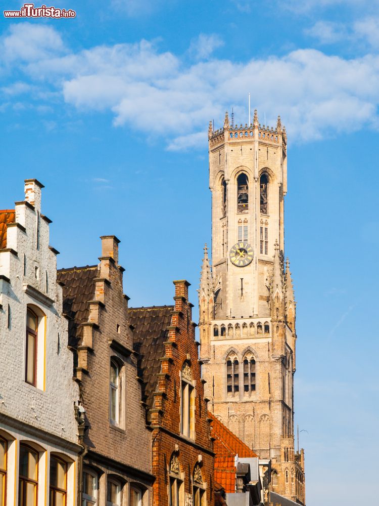 Immagine Il Belfort di Bruges visto da una stradina del centro storico, Fiandre, Belgio.