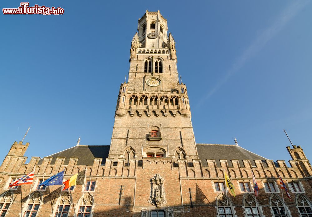 Immagine La torre civica di Bruges fotografata dal basso, regione delle Fiandre (Belgio). Anticamente veniva utilzizata anche per avvistare pericoli e incendi.