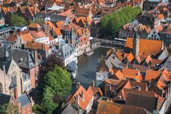 Veduta dall'alto del centro storico di Bruges, Fiandre (Belgio). Siamo sulla cima del Belfort, la torre medievale simbolo di questa città, una delle destinazioni turistiche più ...