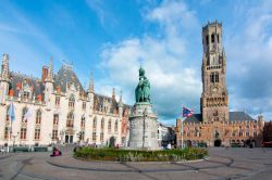 Veduta della Market Square (Grote Markt) a Buges, Belgio, con la torre medievale. La piazza si estende sulla superficie di circa 1 ettaro e ospita monumenti e edifici importanti fra cui il complesso ...