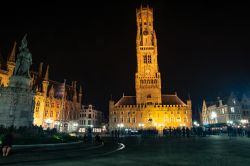 Centro storico di Bruges, Fiandre (Belgio), by night. La torre medievale illuminata di notte è uno dei luoghi più fotografati e visitati della città - © Pics Factory ...