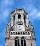 Dettaglio architettonico della torre civica di Bruges, Belgio. S'innalza per 83 metri e da circa quattro secoli pende di un metro (per esattezza 1,19 metri) verso est - © MyImages - / ...