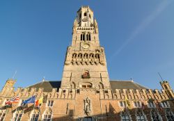 La torre civica di Bruges fotografata dal basso, regione delle Fiandre (Belgio). Anticamente veniva utilzizata anche per avvistare pericoli e incendi. 



