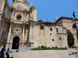 La cattedrale vista da Plaza de la Reina