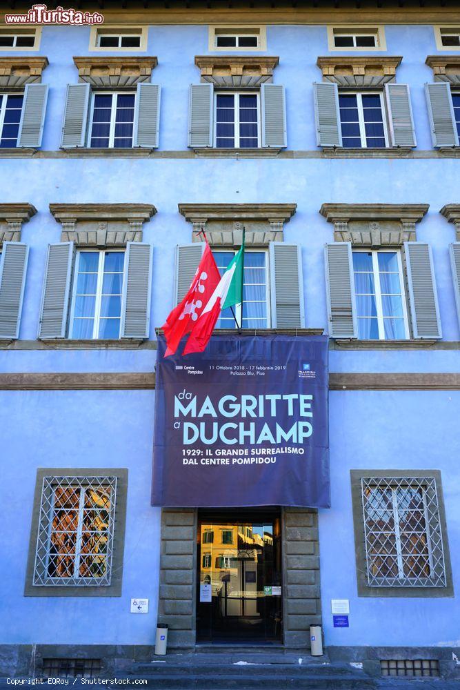 Immagine Ingresso di Palazzo Blu in centro a Pisa, durante la recente mostra su Magritte e Duchamp - © EQRoy / Shutterstock.com