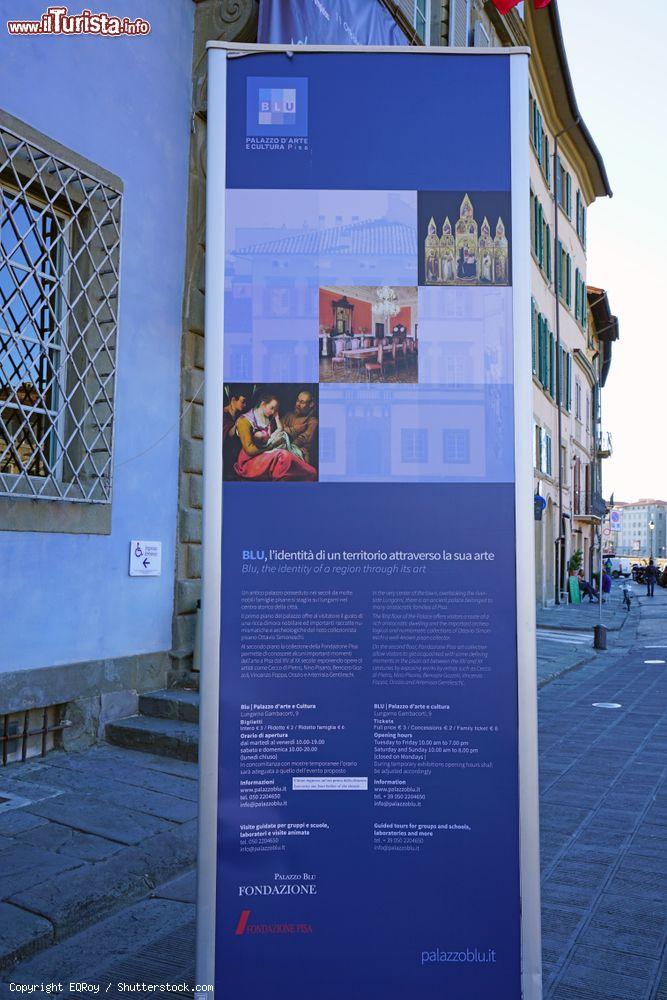 Immagine Punto informativo di fronte a Palazzo Blu, edificio utilizzato per ospitare mostre temporanee a Pisa - © EQRoy / Shutterstock.com