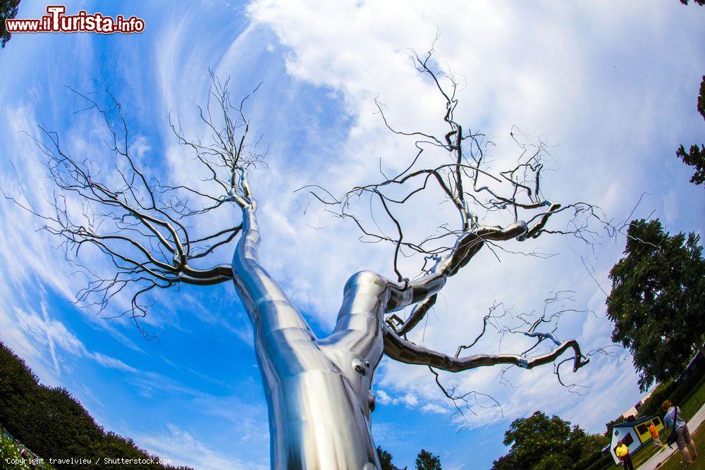 Immagine Albero in metallo nel Giardino delle Sculture alla National Gallery of Art di Washington, USA. La scultura è stata realizzata dall'artista newyorkese Roxy Paine - © travelview / Shutterstock.com