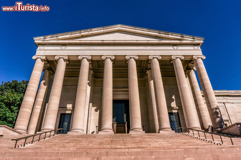 Immagine Architettura neoclassica del West Building alla National Gallery of Art di Washington, USA.