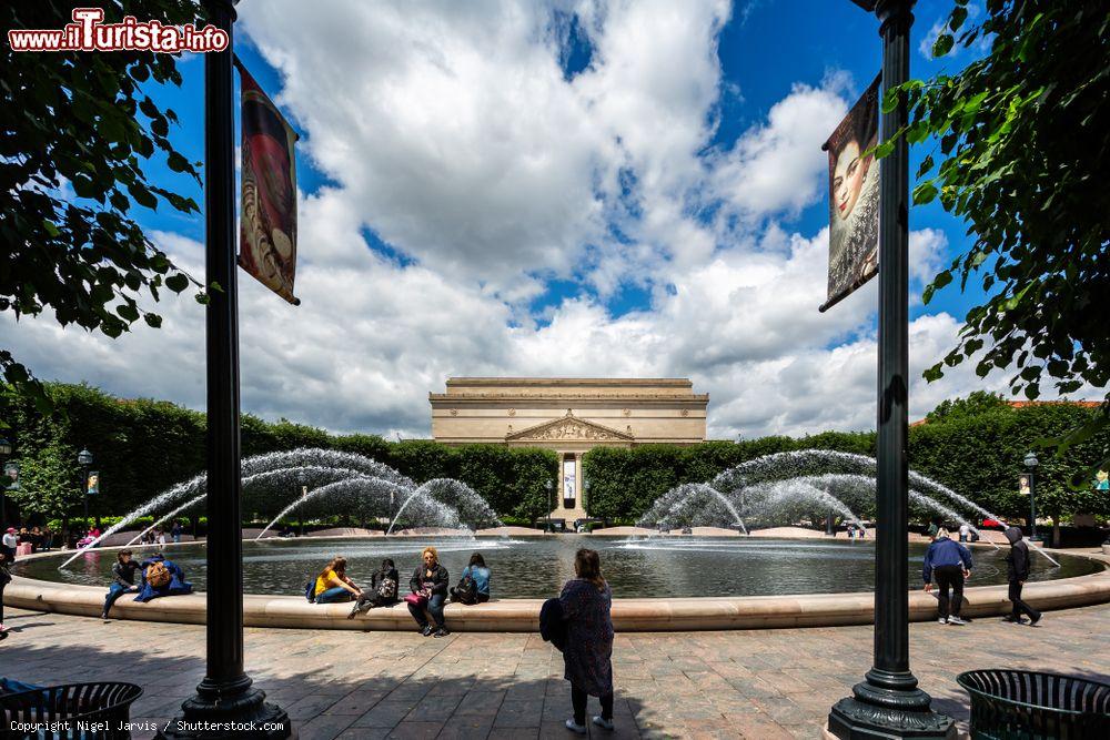 Immagine Il Giardino delle Sculture alla Galleria Nazionale d'Arte di Washington, USA: lo stagno circolare con la fontana - © Nigel Jarvis / Shutterstock.com