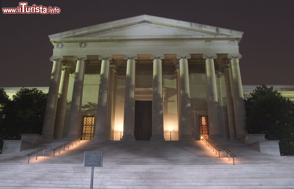 Immagine La National Gallery of Art di Washington (Stati Uniti d'America) by night. Si tratta di uno dei musei d'arte più vasti e importanti al mondo con opere che coprono circa 700 anni di storia dell'arte.