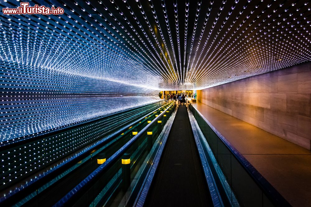 Immagine La passerella mobile sotterranea della National Gallery of Art di Washington, USA: collega i due edifici del complesso ed è impreziosita da 40 mila luci a LED.