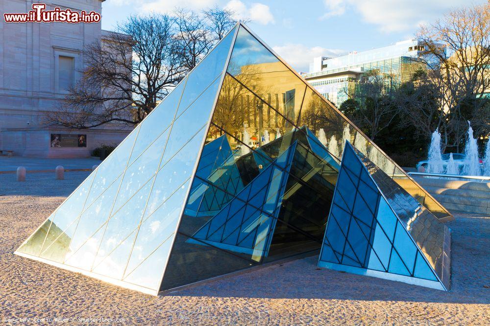 Immagine La piramide di specchi della National Gallery of Art di Washington (USA) - © Cedric Weber / Shutterstock.com