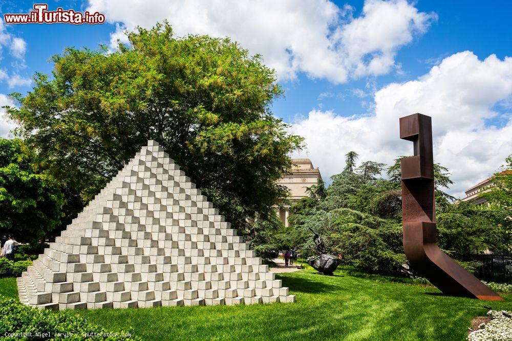 Immagine La scultura 'Four-Sided Pyramid' al Giardino delle Sculture di Washington, USA: quest'opera di Sol LeWitt è una di quelle che impreziosisce la National Gallery of Art - © Nigel Jarvis / Shutterstock.com
