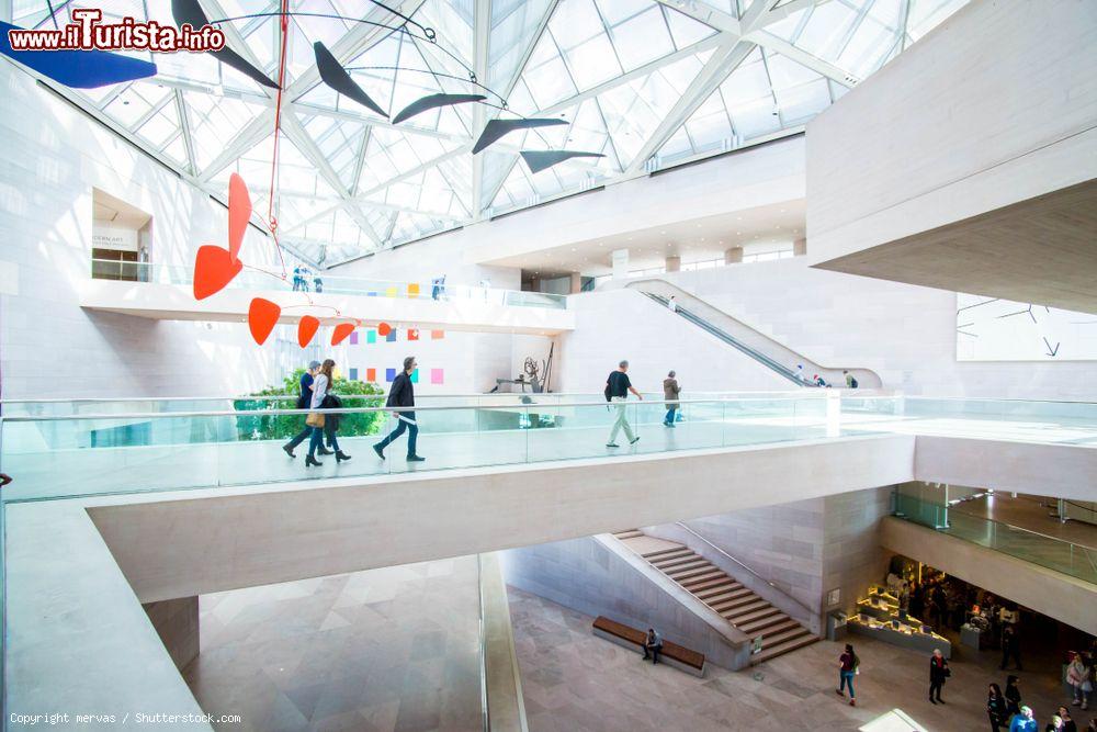 Immagine Le moderne sale dell'East Building alla National Gallery of Art di Washington, USA - © mervas / Shutterstock.com